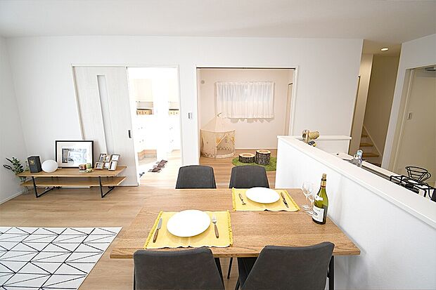 1階間取りは15.1帖のリビングと4.5帖の洋室。家族団らんのできる空間に仕上げました。※施工事例です。実際とは異なります。