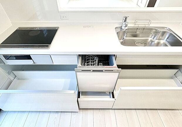 食洗器付きで洗い物の時間を削減でき、家事の負担を軽減してくれるキッチンです。収納スペースもたっぷり！※施工事例です。実際とは異なります。