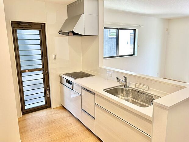 IHコンロなのでお掃除がしやすく安全。食洗器付きで洗い物の時間を削減でき、家事の負担を軽減してくれるキッチンです。※施工事例です。実際とは異なります。