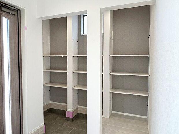 大容量の土間収納を設置。靴はもちろん、べビーカーや 趣味の道具を置いておくのにも便利です♪※施工事例です。実際とは異なります。