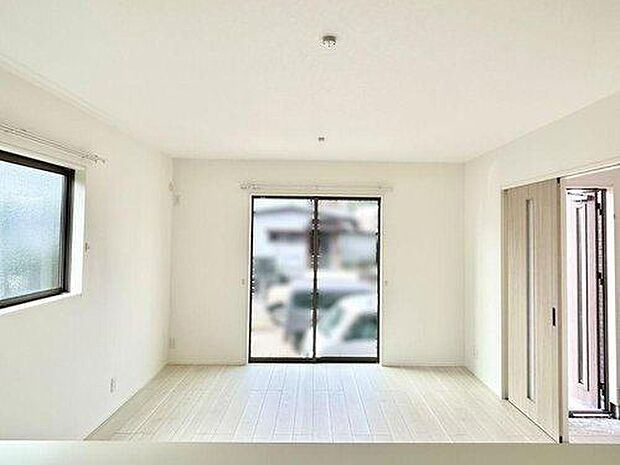 リビング全体が見渡せるから、作業の手を止めずに会話が弾む。忙しい夕暮れ時も、ここなら家族の笑顔を特等席で見守れます。※施工事例です。実際とは異なります。