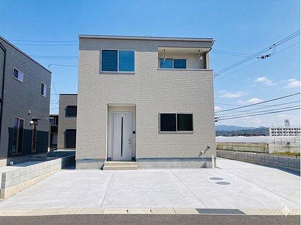 新規分譲地内!南向きで日当たり良好の4LDK。駐車5台可能なスペースがあるので水遊びやBBQもできます♪※CGにて空を変更しています ※2026年4月撮影