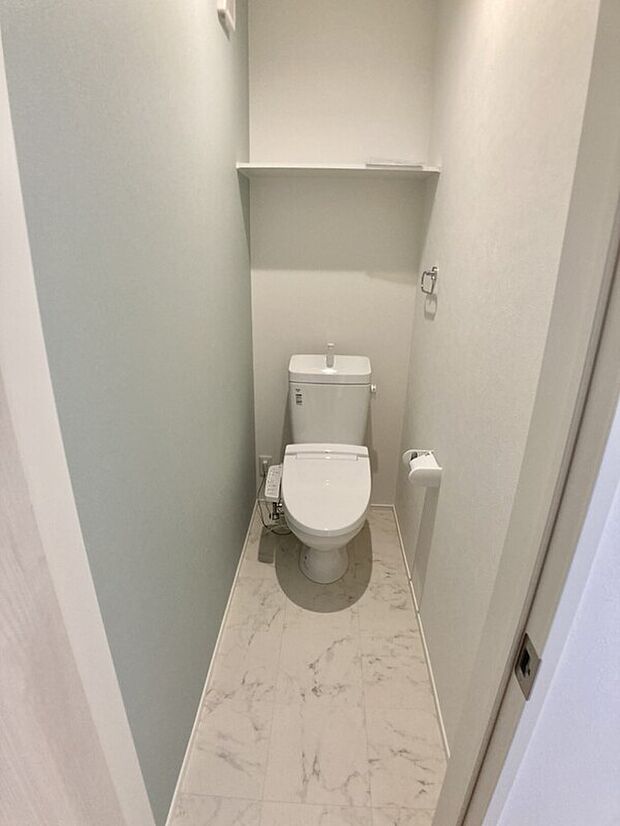 【トイレ】お手入れしやすい素材のトイレだから、汚れもさっと一拭き♪2階にもトイレがあるのでご家族が多くても安心♪　※施工事例です。実際の建物とは異なります。