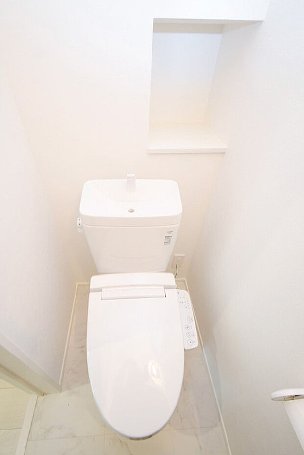 【トイレ】お手入れしやすい素材を使用した温水洗浄便座のトイレ。※施工事例です。実際とは異なります。