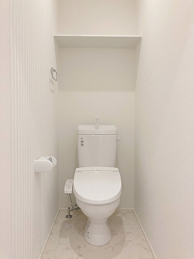 【トイレ】新素材により、気になる便座もサッとひとふきでキレイになります。※施工事例です。実際とは異なります。