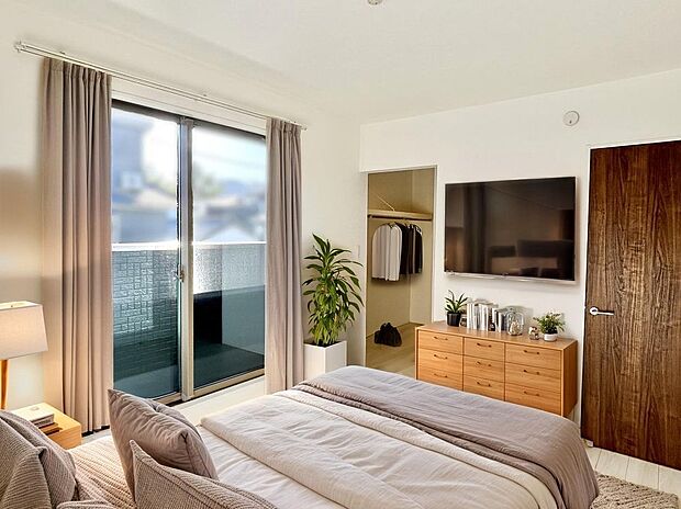 【主寝室】南西側に面した明るい主寝室。※CGにて家具を合成しています