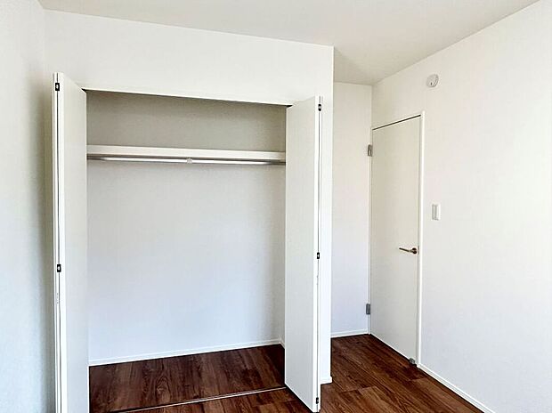 【洋室】2階は主寝室の他に2室!お子様の部屋や趣味の部屋にすることで主寝室回りがスッキリします♪