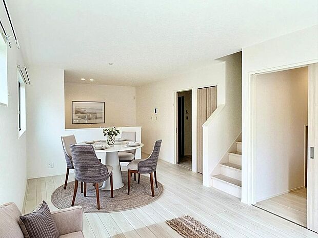 【リビング】(11号棟)家族が集まるリビングは広々16.7帖!キッチンからリビングが見渡せるため、どこに居ても家族を感じ、会話もはずみますね。※CGにて家具を合成しています。施工事例です。実際とは異なります。