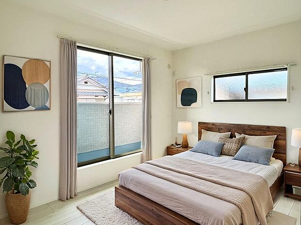 【寝室】(11号棟)主寝室は広々していて安らげる空間に。バルコニーにすぐアクセスできるため、お洗濯物の片付けもらくらく♪※CGにて家具を合成しています。