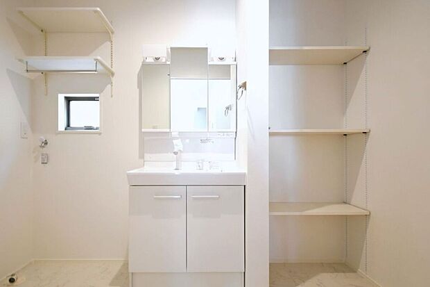 【洗面化粧台】鏡面裏収納には毎日使う日用品や家電などを しまっておけるので、身支度の時もサッと使えて便利です。窓付きで湿気対策もバッチリ!※画像はイメージです