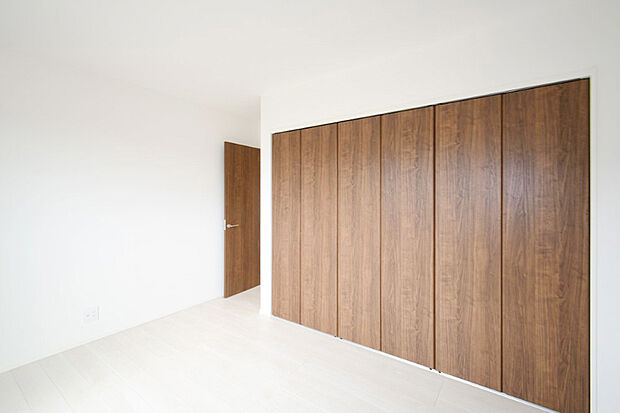 【主寝室】8帖の主寝室は南西向きで明るく温かみのある居室に仕上げました。物干し金物が設置されているので、雨や花粉を気にせず洗濯物を干していただけます。※施工事例です。実際とは異なります。