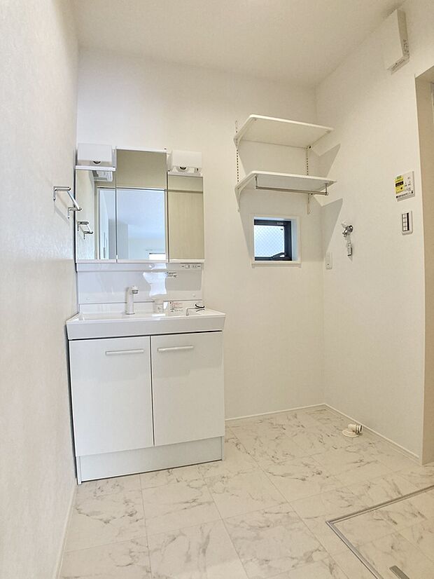 【洗面】三面鏡の裏は収納スペースとなっており、物が多くなりがちな洗面台まわりをスッキリ保つことができます。※施工事例です。実際とは異なります。