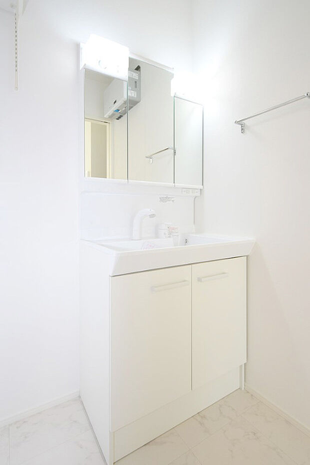 【洗面】三面鏡の裏には収納もできるので洗面まわりもスッキリ。洗濯機上にはタオルや洗剤などが置ける便利な棚もあります♪※画像はイメージです。