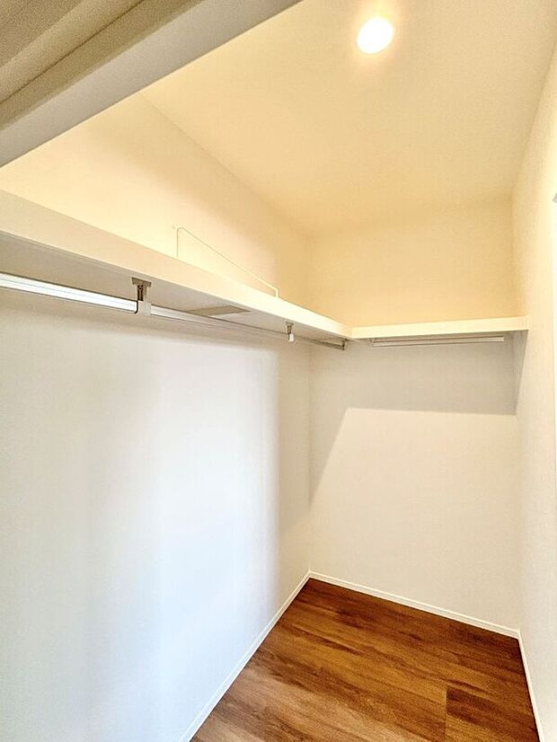 【WIC】寝室には大容量のWICも完備しています。春夏秋冬、季節ごとのお洋服を全てまとめてしまっておけるので、季節の変わり目にタンスの入れ替えを行う衣替えが不要になります♪※施工事例です。実際とは異なります。