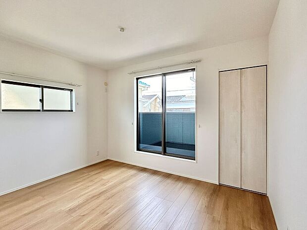 【主寝室】南向きの寝室は、バルコニーからの採光が気持ちよく入ってきます。朝の目覚めも良さそうです♪※施工事例です。実際とは異なります。