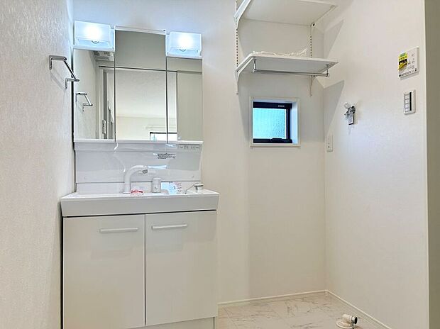 【洗面】鏡面裏収納には毎日使う日用品や家電などを しまっておけるので、身支度の時もサッと 使えて便利です。窓付きで湿気対策もバッチリ!※施工事例です。実際とは異なります。