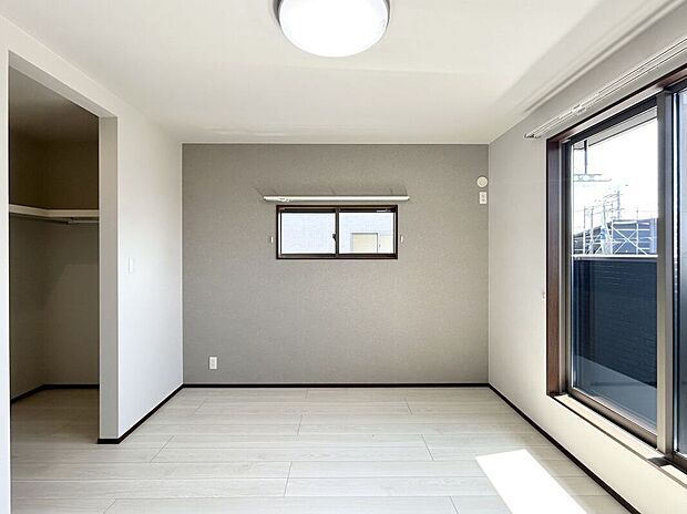 【寝室】南向きの主寝室は広々していて安らげる空間に。調色調光タイプのシーリングライトも設置されており、お好みに合わせて明るさが決めれます。※施工事例です。実際とは異なります。