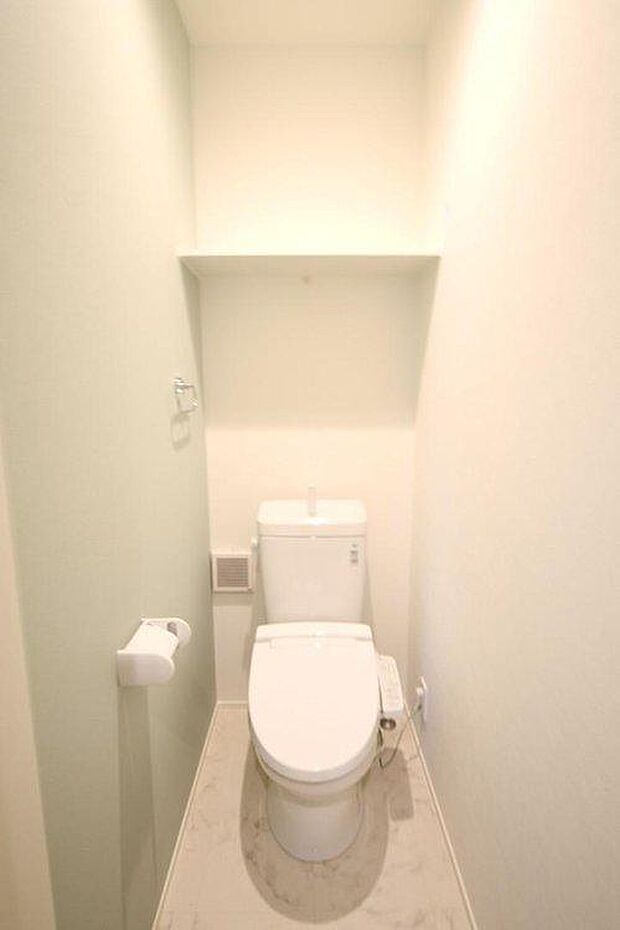 【トイレ】2階にもトイレを設置!夜間に1階へ降りなくて済むので、お子様でも安心できます♪ ※施工事例です。実際とは異なります。