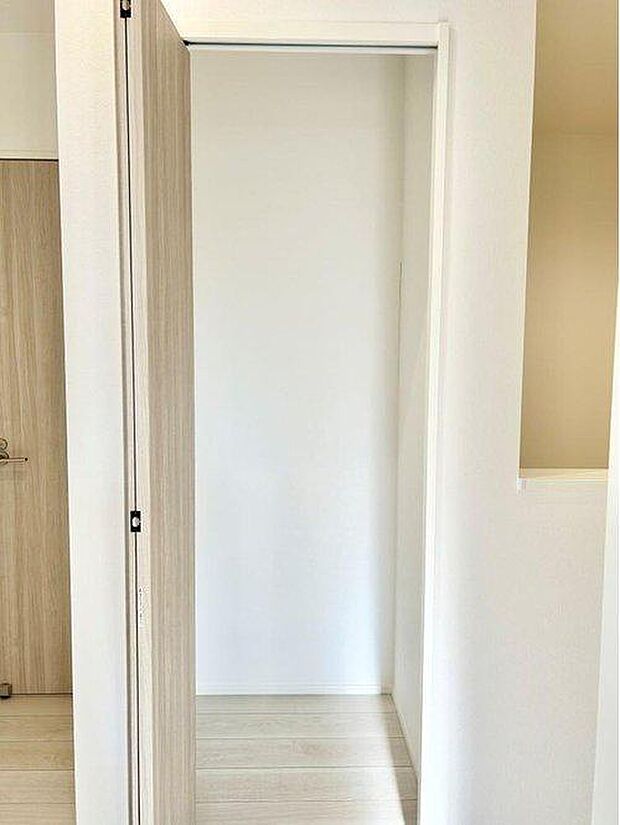 【収納】2階収納スペース。クローゼットに入らなかった荷物や、オフシーズンの家電など収納できます。※画像はイメージです。