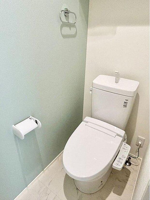 【トイレ】2階にもトイレがあるので、夜間や朝のバタバタする時間でも安心です♪※施工事例です。実際とは異なります。