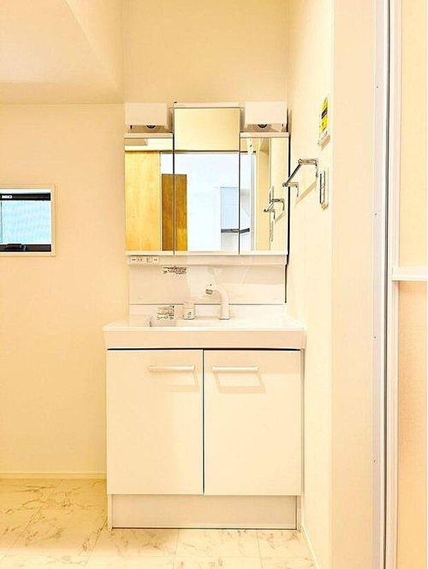 【洗面】シンプルで使いやすい洗面化粧台。三面鏡の裏には収納ができるので生活感を隠すことができます。※施工事例です。実際とは異なります。