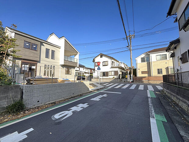 前面道路はゆとりのある幅員6m!車の出し入れもスムーズで、駐車が苦手な方にも安心です。