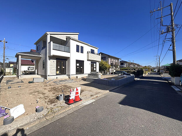 南道路に面し、日当たり良好!明るく開放的な住まいで、毎日が心地よい空間に。カースペース2台分完備で、ご家族や来客にも便利です