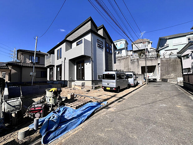 落ち着いた生活道路に面した物件。車通りが少ないため、小さなお子様がいるご家庭にも安心。駐車もスムーズに行えます。　