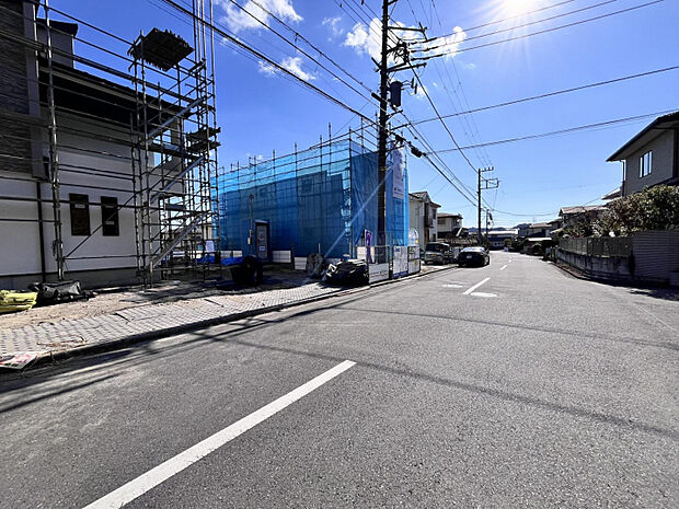 敷地もさることながら、前面道路の広さも相まってとても解放感を感じる立地となっております。ぜひ一度直接ご覧ください！　