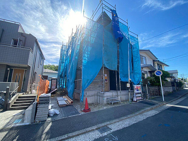 ご夫婦それぞれのお車も安心♪カースペース2台分を確保しているので、来客時や将来のライフスタイル変化にも対応できます。