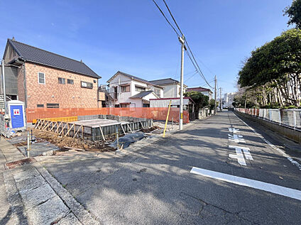 落ち着いた生活道路に面した物件。車通りが少ないため、小さなお