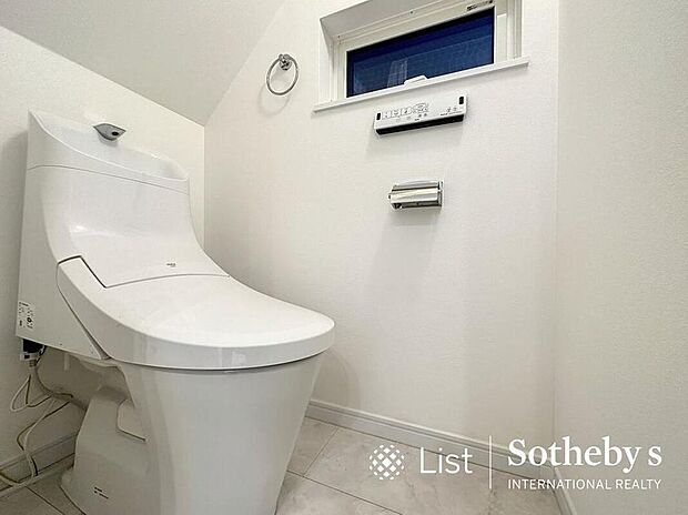 【【トイレ】】白を基調とした、シンプルながらも落ち着くデザイン。洗浄付き温水便座で機能性も兼ね備えています♪