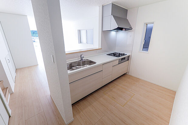 【キッチン】■キッチン/調理中もリビングダイニングを見渡せ、家族と顔を合わせて会話もできるコミュニケーションしやすいキッチンです。