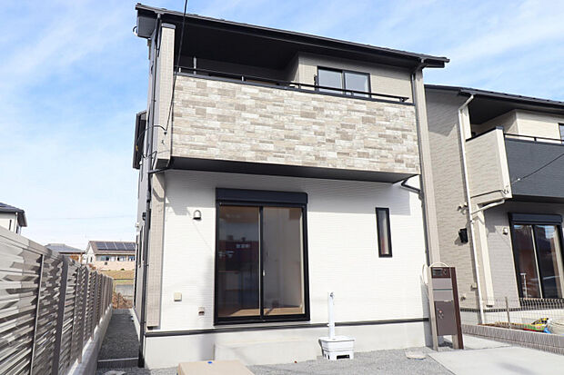 外観　明るいホワイト系を基調としたスタイリッシュな住宅です！！バルコニー部分には石目調の外壁材を採用し、シンプルな配色の中に上質なアクセントをプラス！