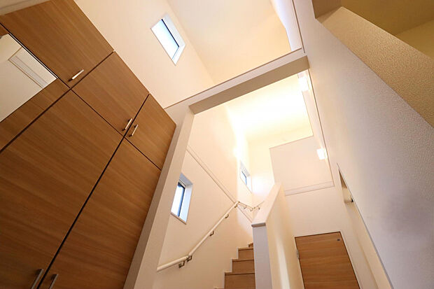 【吹抜け】天井までのびる開放的な空間が魅力の設計です。自然光がたっぷりと差し込み、玄関全体を明るく心地よい雰囲気♪