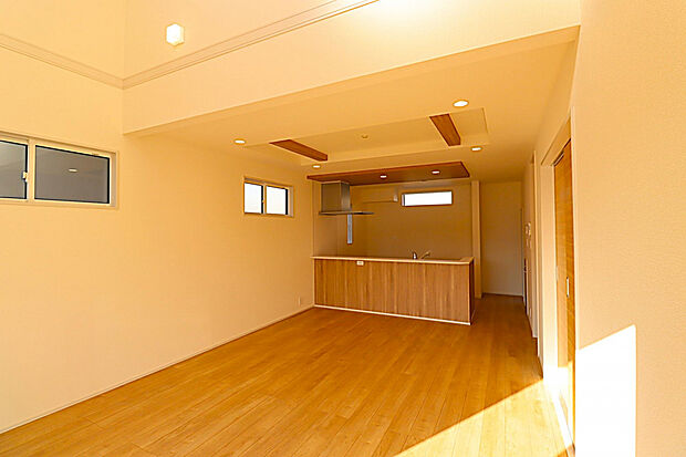 【リビング】開放感とたっぷり差し込む自然光が魅力の空間です♪家族が集まる場所を明るく心地よく演出し、上下のつながりによってコミュニケーションも深まります!ゆとりある暮らしを感じられる、人気の高い設計です♪