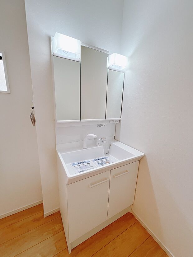 【 【三面鏡洗面化粧台】】お手入れしやすく使いやすい3面鏡付きの洗面台。収納スペースも広く、洗剤や掃除道具をたっぷりと収納できます。