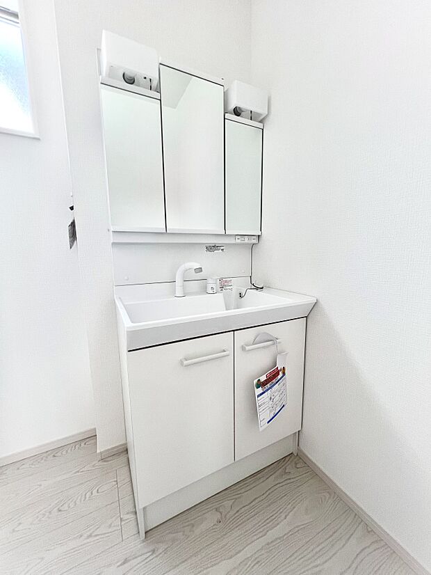 【【三面鏡洗面化粧台】】お手入れしやすく使いやすい3面鏡付きの洗面台。収納スペースも広く、洗剤や掃除道具をたっぷりと収納できます。＊同仕様・同形状です。設備は物件によって異なります。