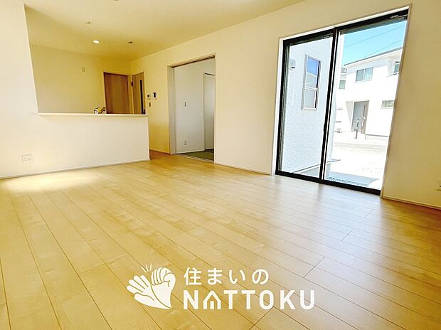 現地写真(リビング)
フローリング材には、木目、色調など木材特有の風合いがあり、ナチュラルな美しさになっています。