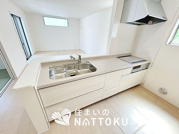 現地写真(キッチン)
収納たっぷりのシステムキッチン、浄水器付水栓を標準装備しています。