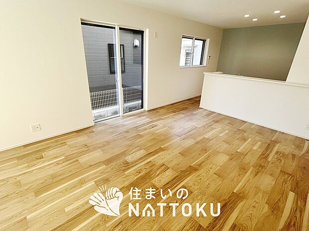 現地写真(リビング)
フローリング材には、木目、色調など木材特有の風合いがあり、ナチュラルな美しさになっています。