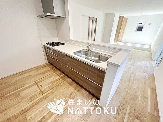 現地写真(キッチン)
収納たっぷりのシステムキッチン、浄水器付水栓を標準装備しています。