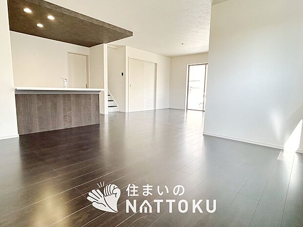 現地写真(リビング)
フローリング材には、木目、色調など木材特有の風合いがあり、ナチュラルな美しさになっています。