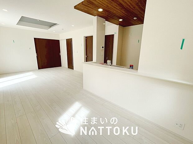 現地写真(リビング)
フローリング材には、木目、色調など木材特有の風合いがあり、ナチュラルな美しさになっています。