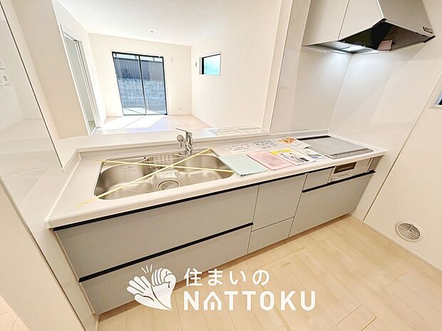 現地写真(キッチン)
収納たっぷりのシステムキッチン、浄水器付水栓を標準装備しています。