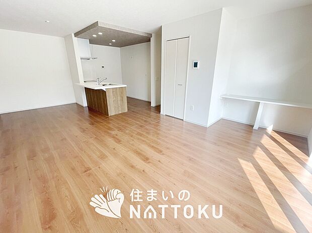 現地写真（リビング）
フローリング材には、木目、色調など木材特有の風合いがあり、ナチュラルな美しさになっています。
