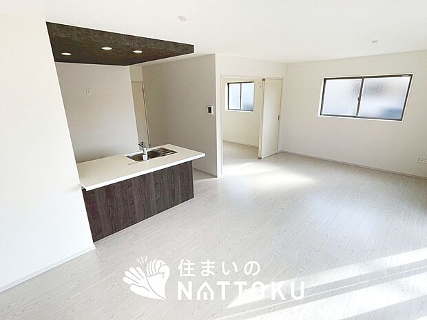 現地写真（リビング）
フローリング材には、木目、色調など木材特有の風合いがあり、ナチュラルな美しさになっています。
