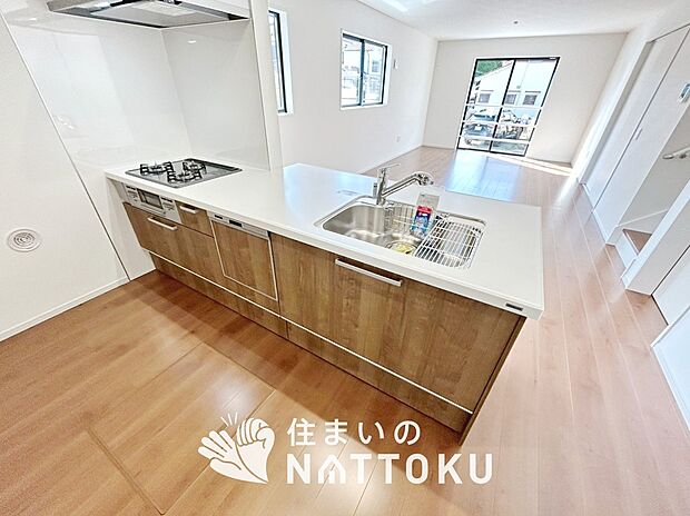 現地写真(キッチン)
収納たっぷりのシステムキッチン、浄水器付水栓を標準装備しています。