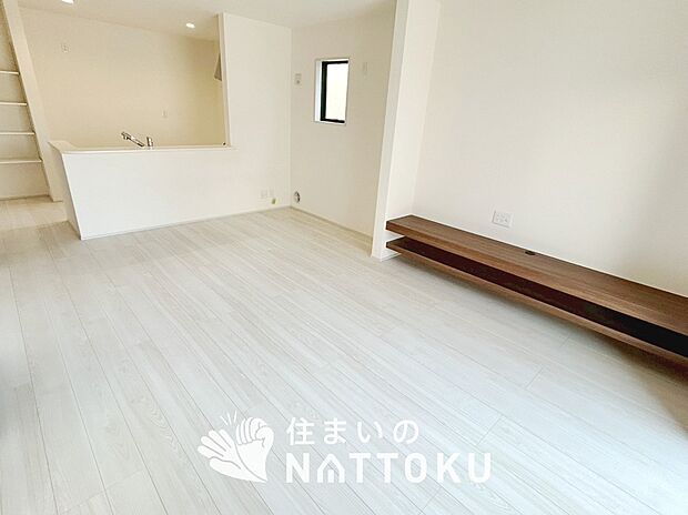 現地写真(リビング)
フローリング材には、木目、色調など木材特有の風合いがあり、ナチュラルな美しさになっています。