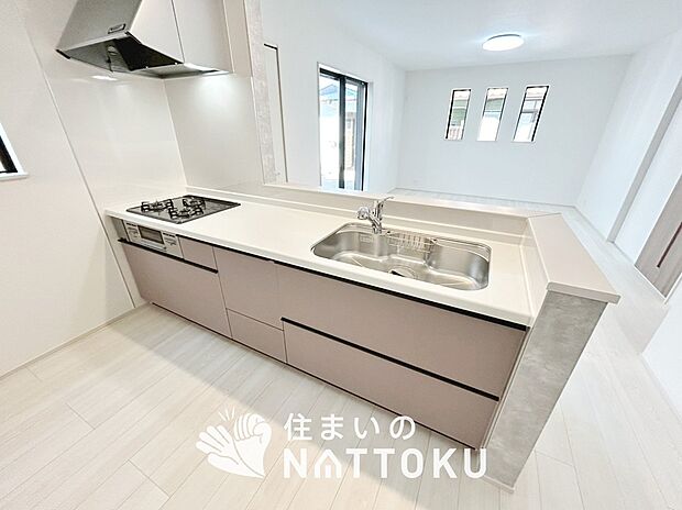 現地写真(キッチン)
収納たっぷりのシステムキッチン、浄水器付水栓を標準装備しています。